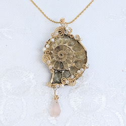 モルダバイトの原石のワイヤーラッピングのペンダントトップ