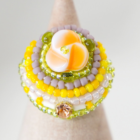 おゃべりな指輪104 フリーサイズ　ビーズ刺繍のリング　オレンジ　おおぶりリング　ビタミンカラー 4枚目の画像