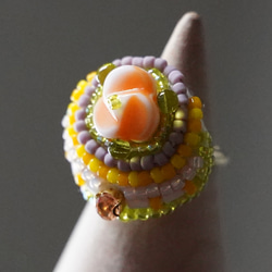 おゃべりな指輪104 フリーサイズ　ビーズ刺繍のリング　オレンジ　おおぶりリング　ビタミンカラー 1枚目の画像