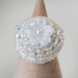 Chatty 戒指 108 均碼珠繡戒指花朵白色超大戒指 第2張的照片