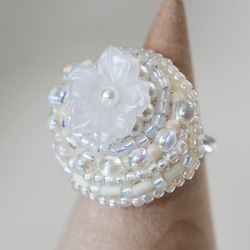 Chatty 戒指 108 均碼珠繡戒指花朵白色超大戒指 第4張的照片