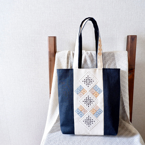 和洋刺繍のトートバッグ＊Mサイズ＊青デニム＊肩かけタイプ【ハーダンガー刺繍×こぎん刺し】 1枚目の画像