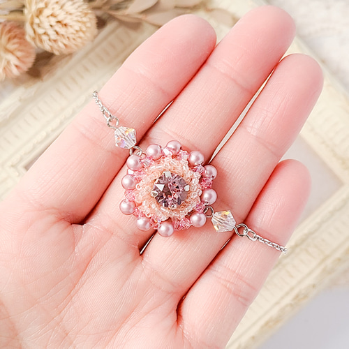 小さめ☆ビジューとクリスタルパールが咲かせるカーネーション  