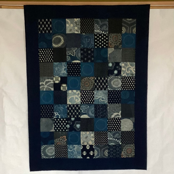 藍染め布とかすりのパッチワークタペストリー 