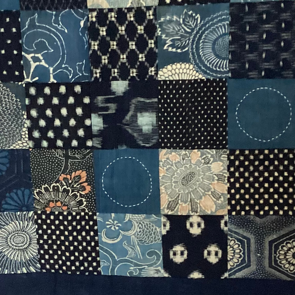 藍染め布とかすりのパッチワークタペストリー 