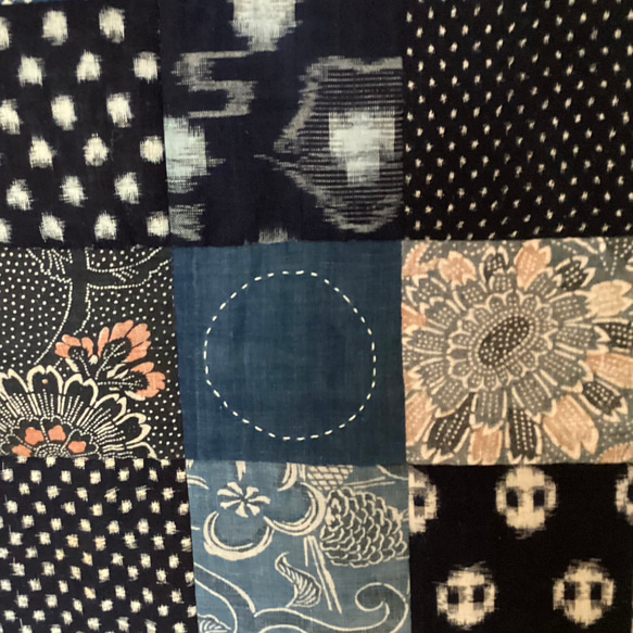藍染め布とかすりのパッチワークタペストリー 