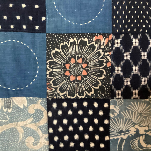 藍染め布とかすりのパッチワークタペストリー 