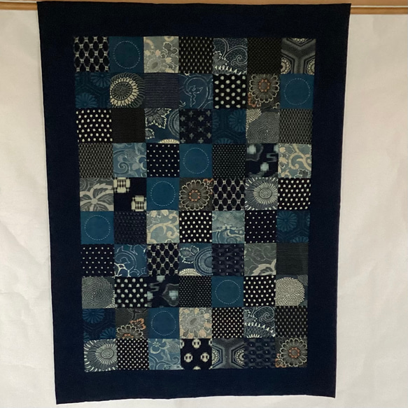 藍染め布とかすりのパッチワークタペストリー 