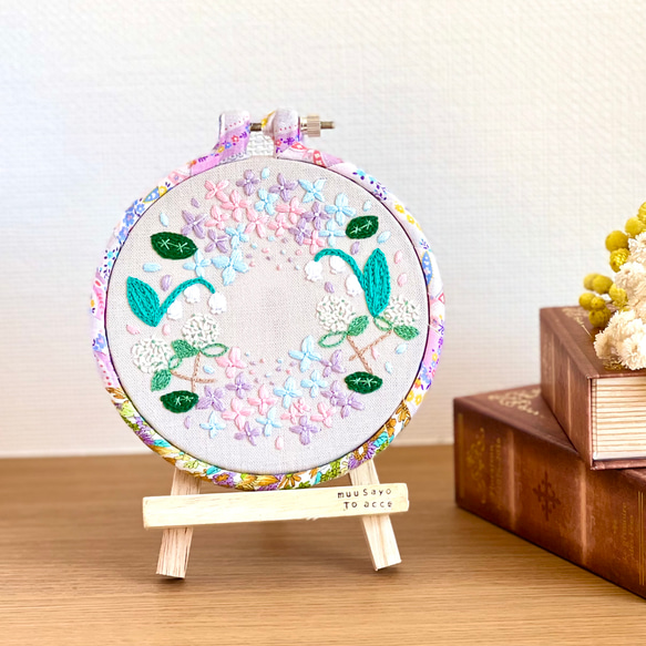 【特集掲載】すずらんとアジサイの手刺繡リース　刺繍飾り　ファブリックパネル　置物　タペストリー　壁飾り　母の日ギフト 11枚目の画像