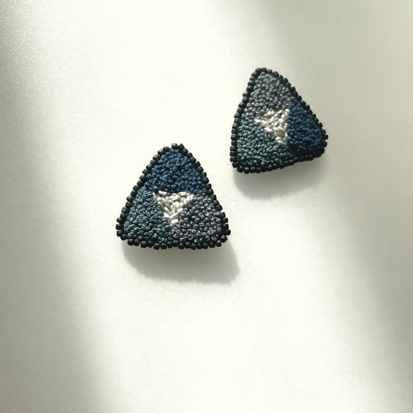 309◇section◇ブルー.刺繍ピアス.刺繍イヤリング.アレルギー対応.色違い.お揃い.ブラック 4枚目の画像