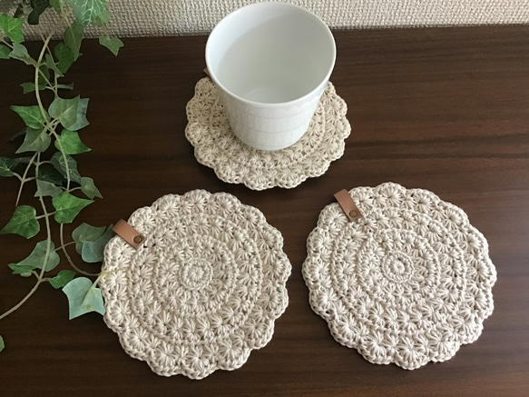 3 件組杯墊，採用亞麻棉線編織，花朵形狀 第1張的照片