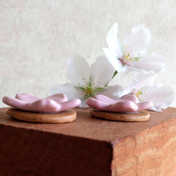 《春の福袋2点セット＆送料無料》陶の箸置き【桜の花(土台付き)】 5枚目の画像