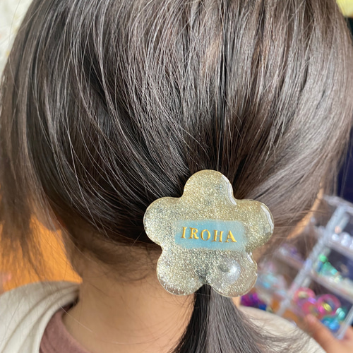 お名前入り】【イニシャル入り】キラキラ光るお花のレジンヘアゴム