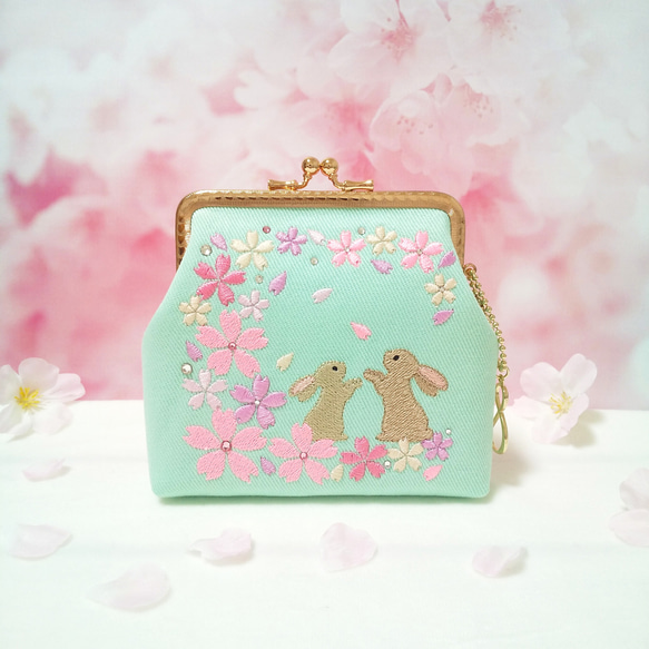 がま口❀桜刺繍『桜花爛漫〜桜舞い散る光の中で〜』春うさぎ✽二つ折りお札も入る２ポケットポーチ✽ 桜ハンドメイド2024 3枚目の画像