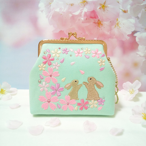 がま口❀桜刺繍『桜花爛漫〜桜舞い散る光の中で〜』春うさぎ✽二つ折りお札も入る２ポケットポーチ✽ 桜ハンドメイド2024 6枚目の画像