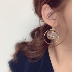 Asymmetry shell × color big hoop pierce/earring(Pink) 2枚目の画像