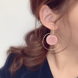 Asymmetry shell × color big hoop pierce/earring(Pink) 3枚目の画像