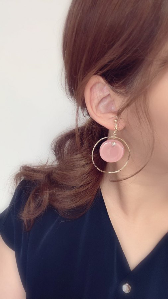 Asymmetry shell × color big hoop pierce/earring(Pink) 3枚目の画像