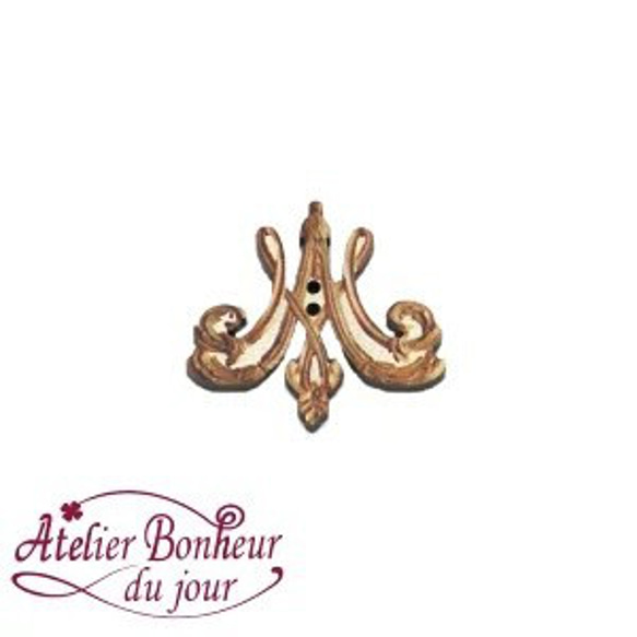 新作！フランス製！Atelier Bonheur『木製ボタン【MARIE-ANTOINETTE  イニシャル(紋章）】』 1枚目の画像