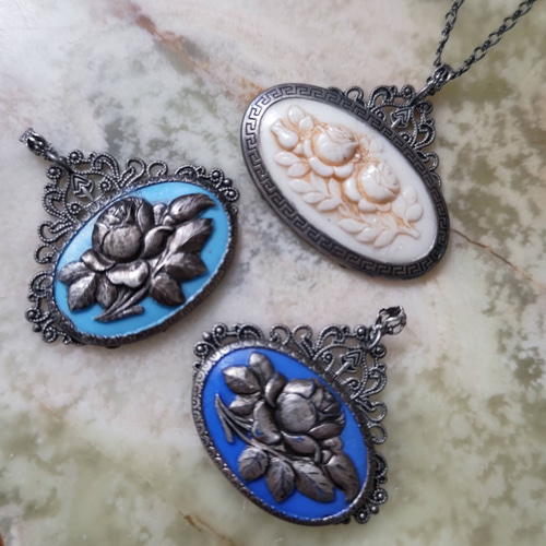 アンティークペンダントトップのネックレス(取り外し可能)(ブルー