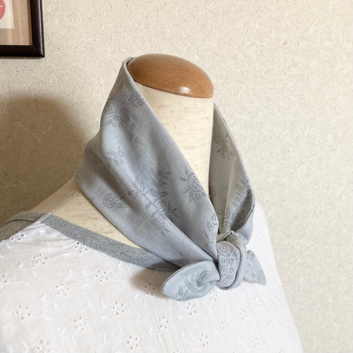 受注制作☆刺繍風プリントバラ柄（グレー）Wガーゼのネック
