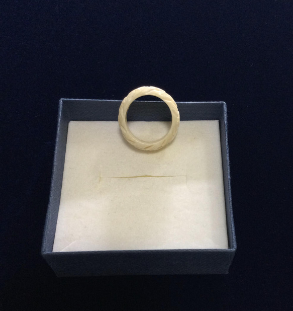 本象牙指輪（透かし彫り）8号 A-25※ 4枚目の画像