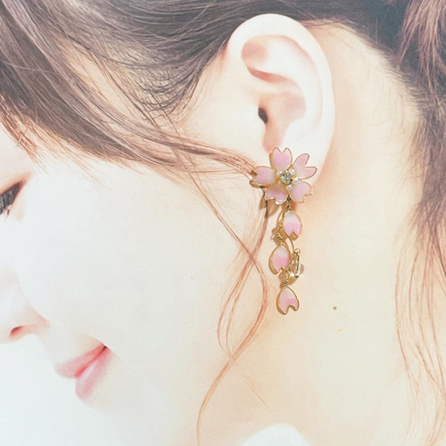 桜2026【creema限定❣️送料無料】春風に揺れる桜のピアス/イヤリング