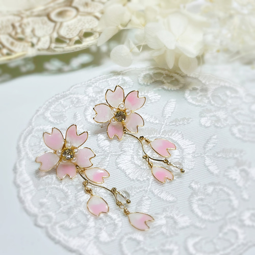桜2026【creema限定❣️送料無料】春風に揺れる桜のピアス/イヤリング