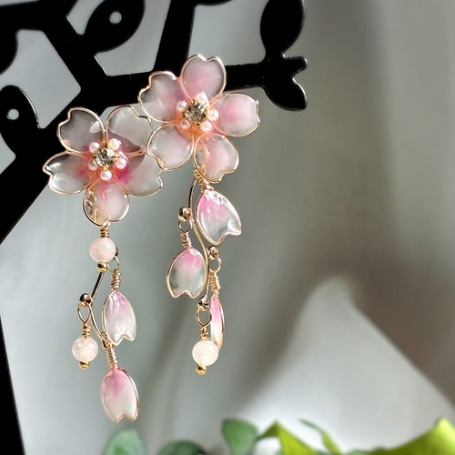 桜2026【creema限定❣️送料無料】春風に揺れる桜のピアス/イヤリング