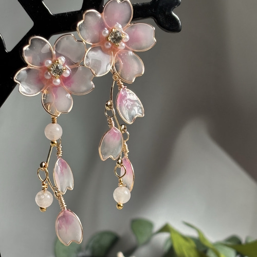 桜2026【creema限定❣️送料無料】春風に揺れる桜のピアス/イヤリング