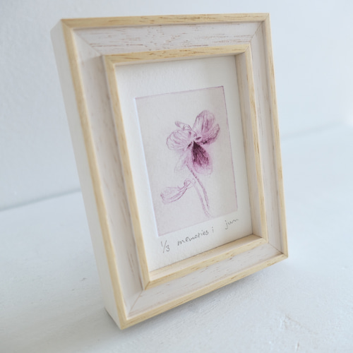 すみれの絵の小さな銅版画「 memories ⅰ」(木製額入り