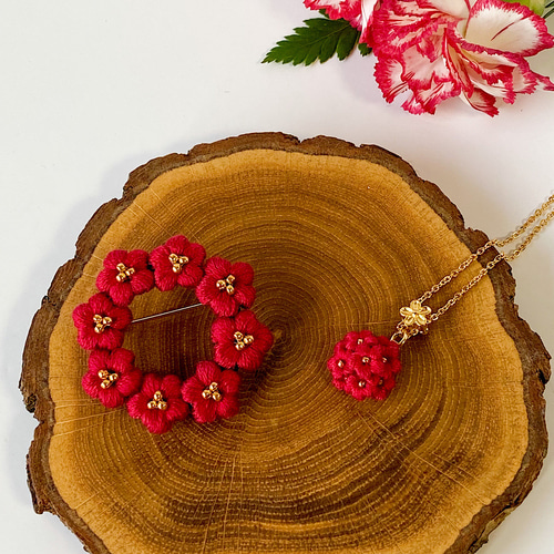 母の日 刺繍糸で編んだ梅の花ブローチとネックレス ブローチ 三日月