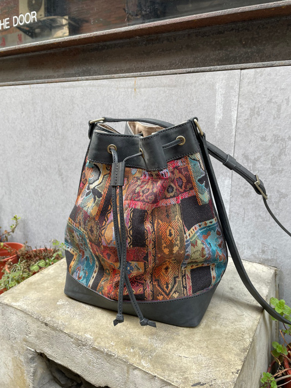 黑老派復古水桶包/斜背包 Size:M Color: 黑 第1張的照片