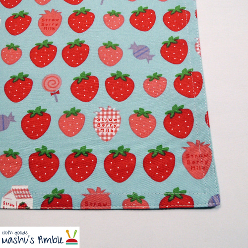 送料無料》25x35ランチョンマット いちごミルク柄xみずいろ 入園入学