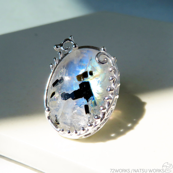 トルマリンinムーンストーン ブローチ / Tourmaline in Moonstone Brooch 5枚目の画像