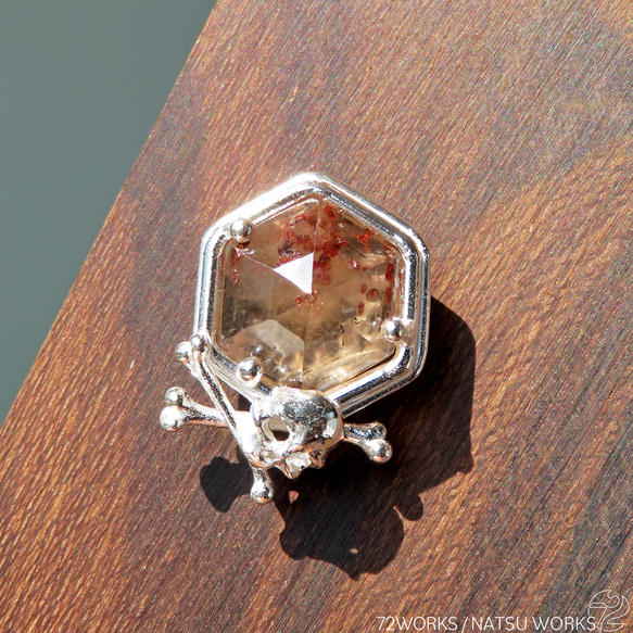 ガーネットinクォーツ ブローチ / Garnet in Quartz Skull Brooch 1枚目の画像