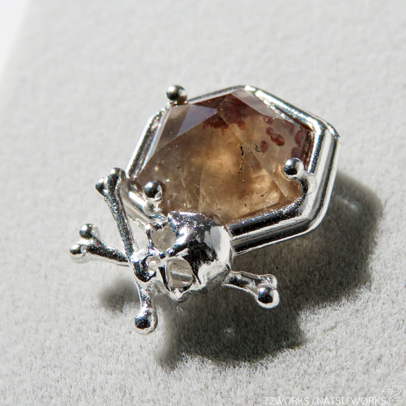 ガーネットinクォーツ ブローチ / Garnet in Quartz Skull Brooch 6枚目の画像