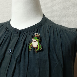 かえるの王子さまのブローチ＊オートクチュールビーズ刺繍 2枚目の画像