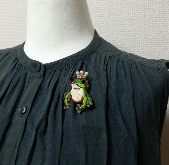 かえるの王子さまのブローチ＊オートクチュールビーズ刺繍 2枚目の画像