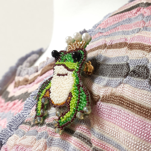 かえるの王子さまのブローチ＊オートクチュールビーズ刺繍