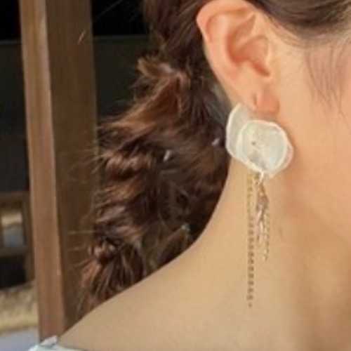 ホワイトゴールドリーフフラワークリップピアス K18 ピアス 18金 地金 リーフモチーフ ドロップピアス ロング