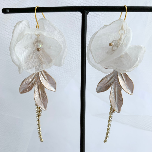 ホワイトゴールドリーフフラワークリップピアス BLUE LEAF ピアス フラワー 花 小ぶり 小さめ サージカル