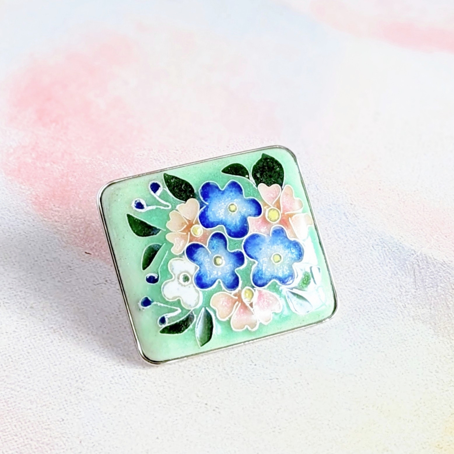 《特集掲載》一点限定＊ネモフィラのブーケ【有線・銀張七宝、ブローチ＆ペンダント2way】枠付133