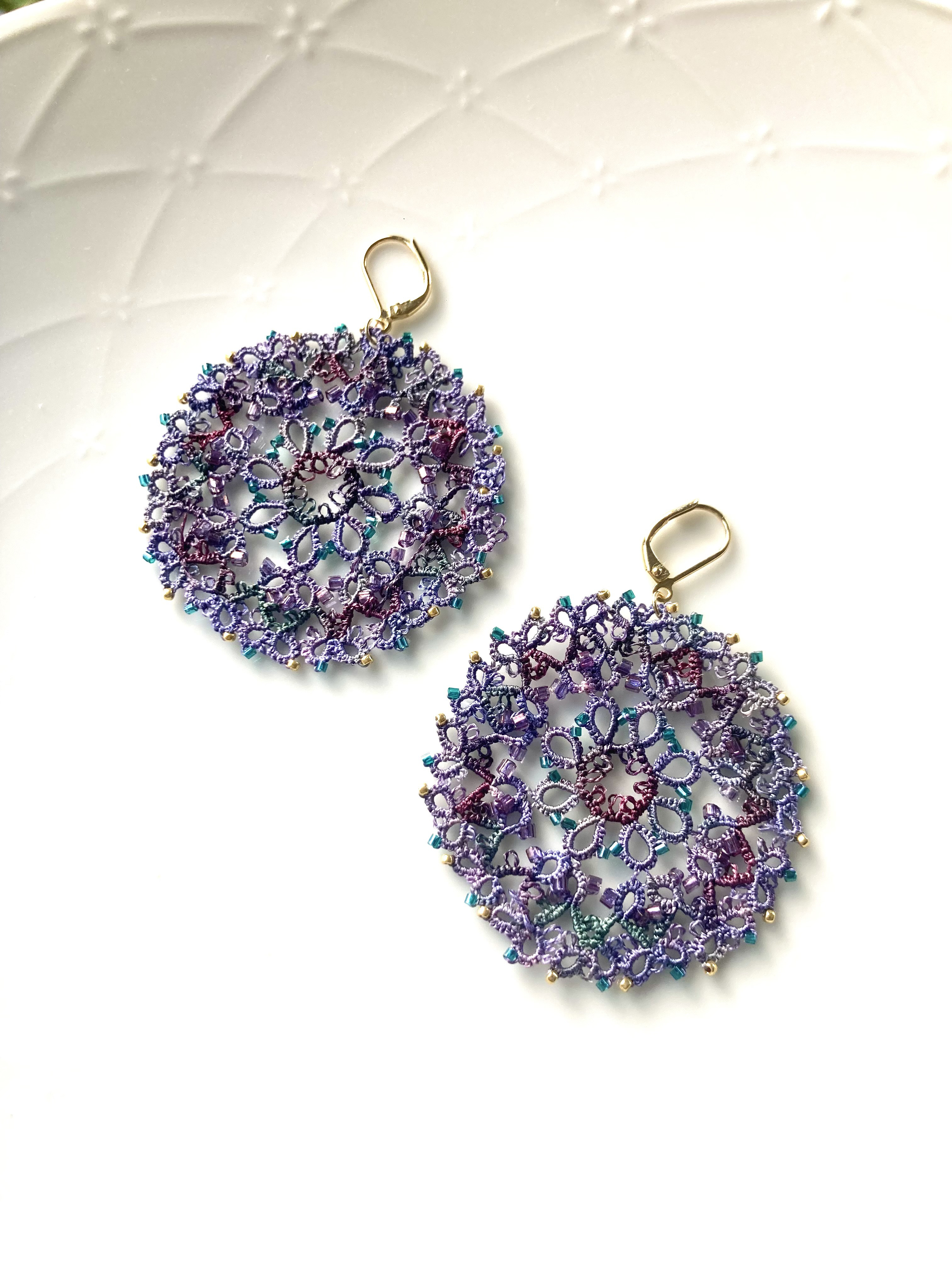 タティングレースとビーズのピアス　紫　大ぶり　絹