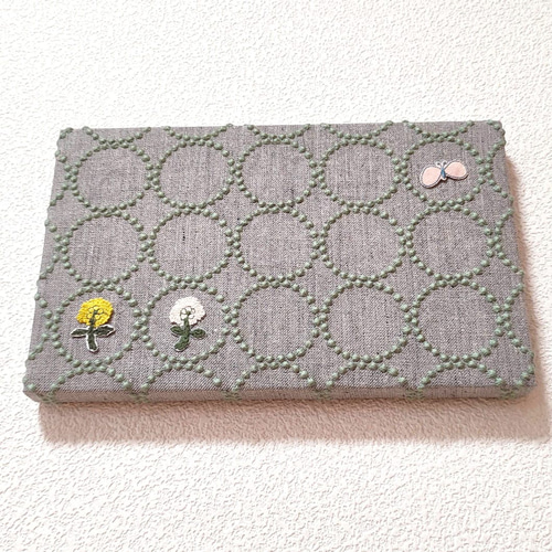 ファブリックパネル　ミナペルホネン　タンバリン　チョウチョ　インテリア　刺繍