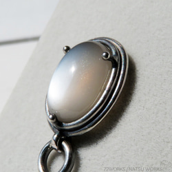 グレー ムーンストーン ブローチ / Gray Moonstone Brooch 2枚目の画像