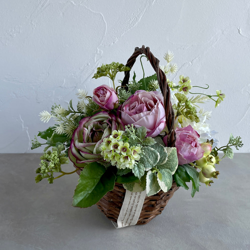 ローズとラナンキュラスのナチュラルバスケットアレンジ