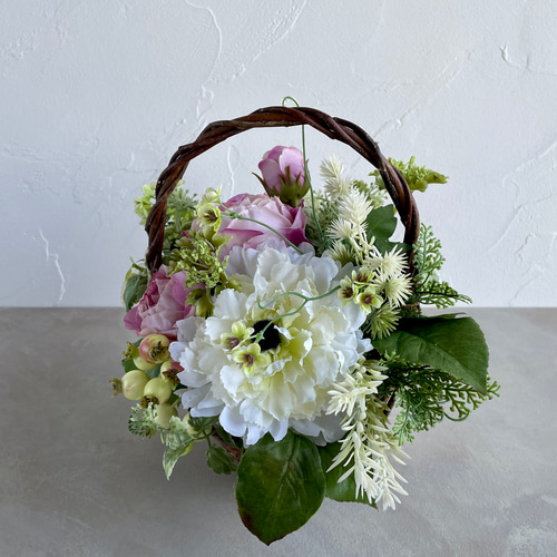 ローズとラナンキュラスのナチュラルバスケットアレンジ アーティ