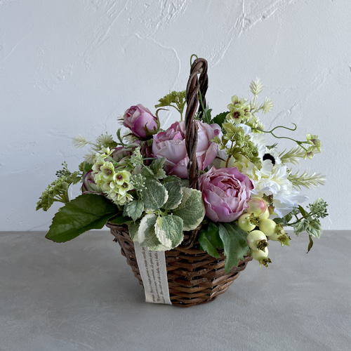 ローズとラナンキュラスのナチュラルバスケットアレンジ アーティ