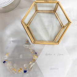 白紫陽花と青いかすみ草の金箔レジンリングピロー×ゴールドガラスケース 8枚目の画像